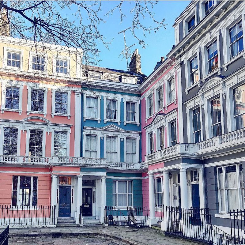 Casas de colores en Chalcot Square, Primrose Hill, Londres.