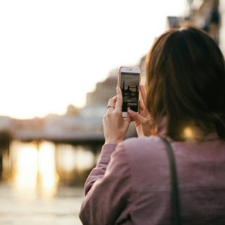 Evitar el roaming viajando a londres Photo by Lina Kivakaen pexels