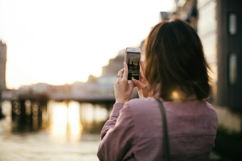 Evitar el roaming viajando a londres Photo by Lina Kivakaen pexels